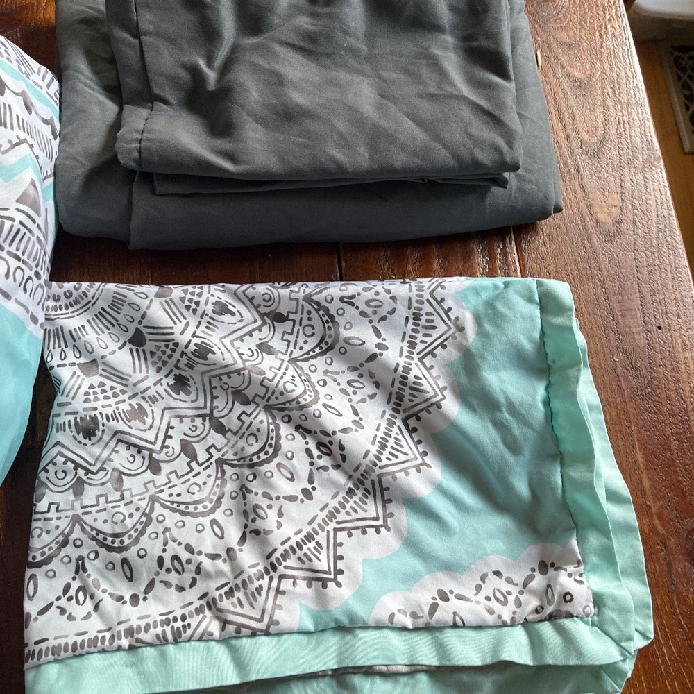 Excellent condition sheet set plus reversible comforter twin